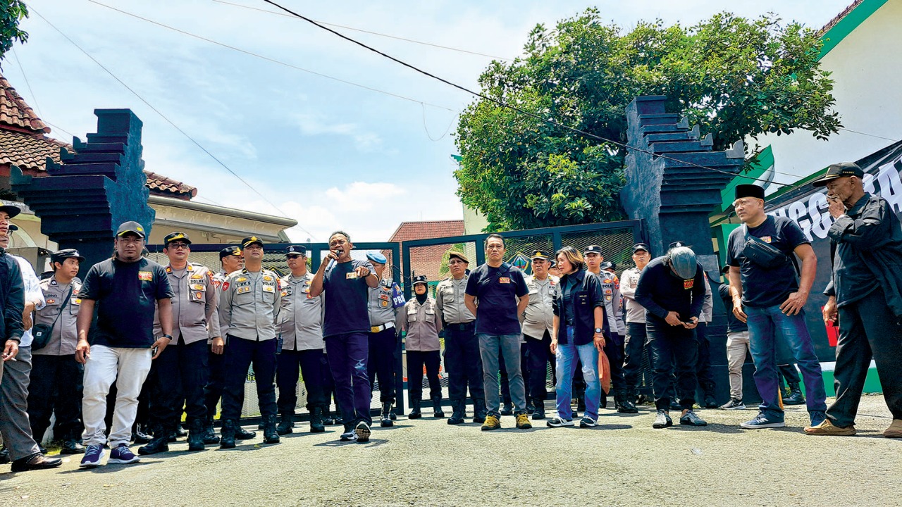 KESAL: GPI melakukan aksi demonstrasi di depan gerbang Kantor Dinas PUPR Kabupaten Blitar, menuntut segera realisasikan pembangunan jalan, Senin (10/11/2025).