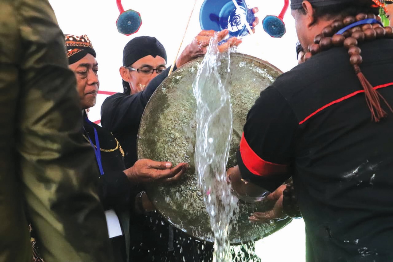 AGENDA TAHUNAN: Prosesi jamasan Gong Kyai Pradah di Kelurahan Kalipang, Kecamatan Sutojayan, beberapa waktu lalu.
