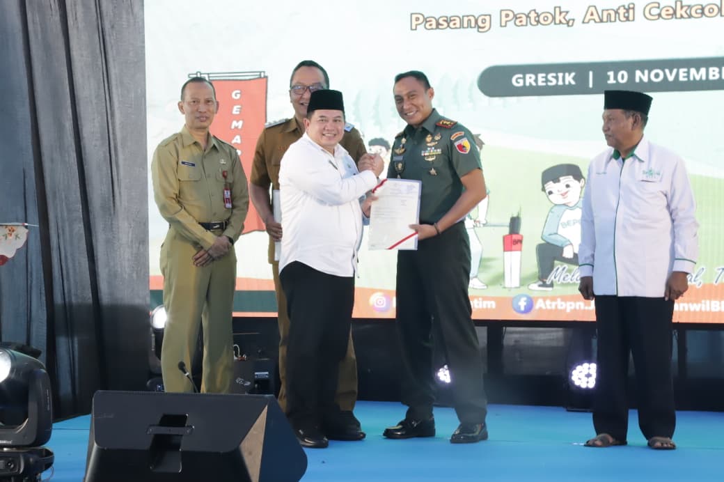 Serahkan 16 Sertipikat Aset Strategis, Kepala Kantor Wilayah BPN Provinsi Jawa Timur Perkuat Legalitas Tanah Wakaf, BMN, dan Pemda di Momen Gemapatas