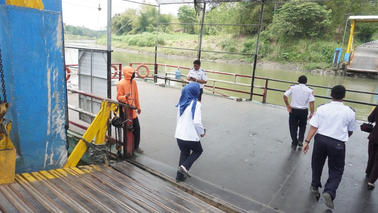 &lrm;PANTAU: Dishub Kabupaten Blitar terus memantau penyeberangan dermaga Brantas saat musim hujan.&lrm;