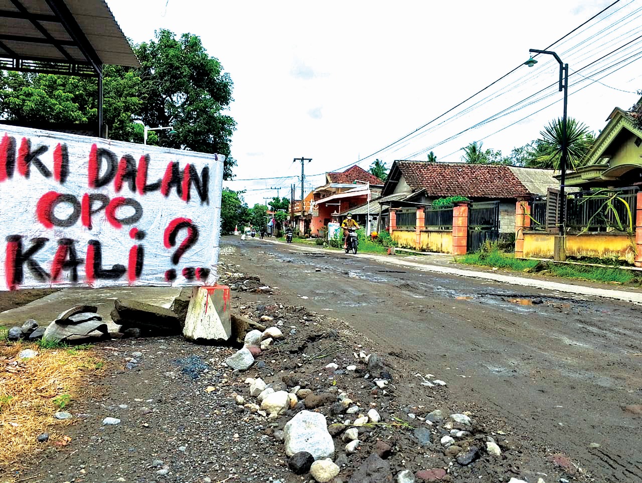 &lrm;LELAH: Masyarakat yang muak dengan kondisi jalan rusak di Desa Candirejo, Kecamatan Ponggok, melakukan protes dengan memasang spanduk.