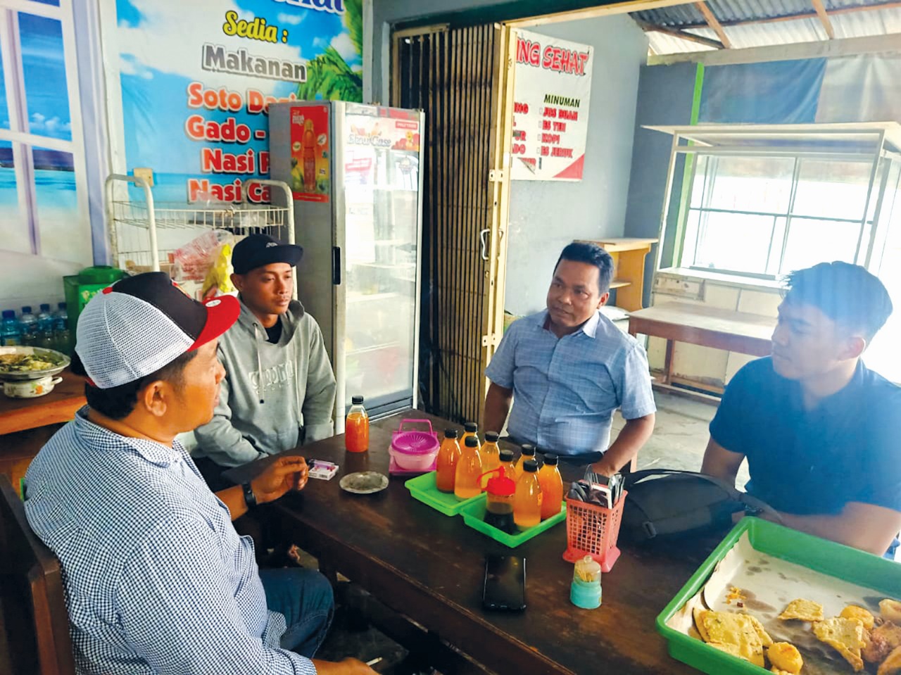 KEADILAN: Polisi Polres Blitar saat melakukan klarifikasi kepada Feri, yang menjadi dugaan salah tangkap kasus pemerkosaan.
