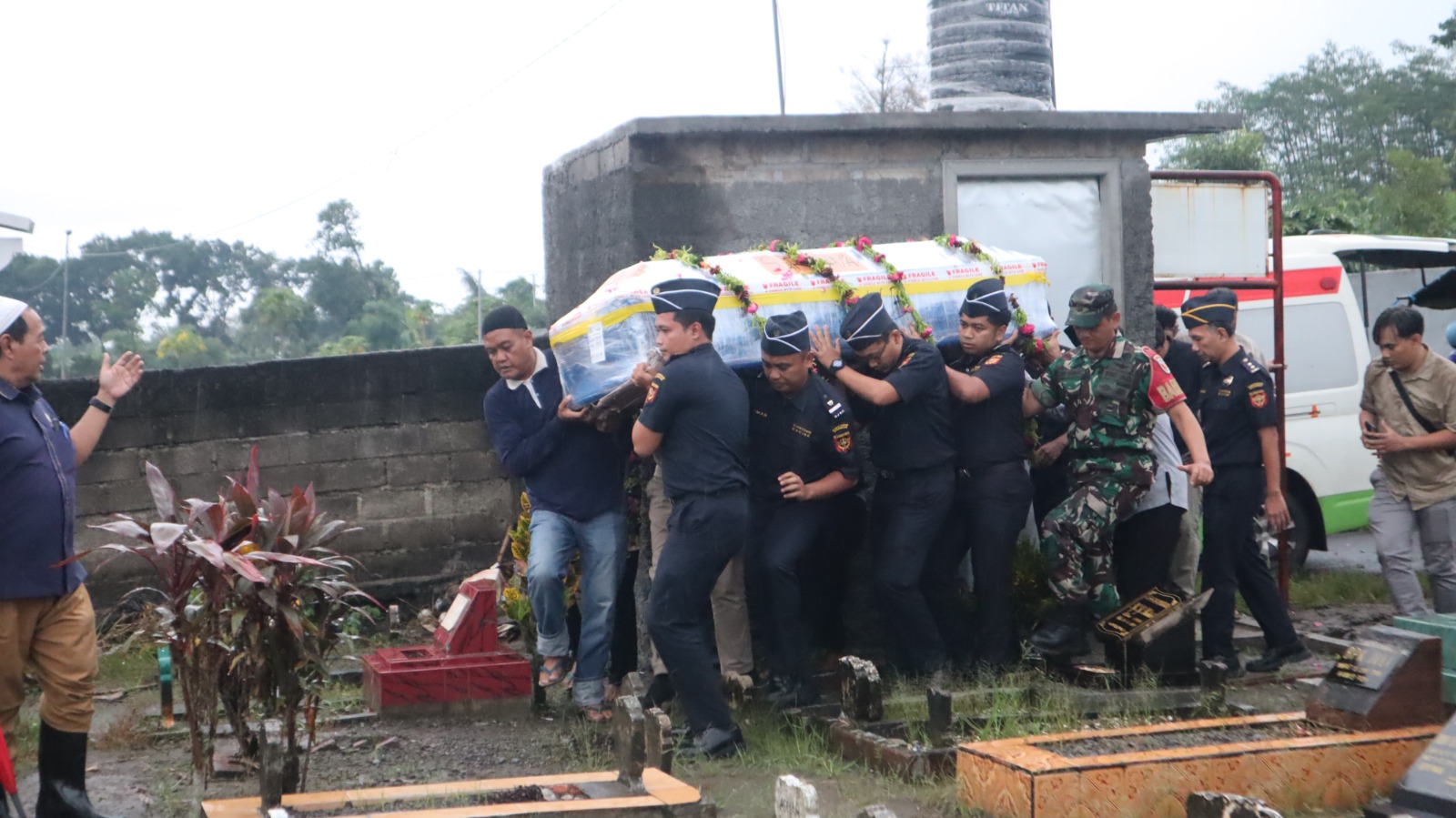 BERDUKA: Pegawai pajak menggotong peti berisi jenazah Aresty Gunar Tinarga untuk dikebumikan di TPU Kelurahan Gedog, Kecamatan Sananwetan, Kota Blitar, Kamis (13/11/2025).