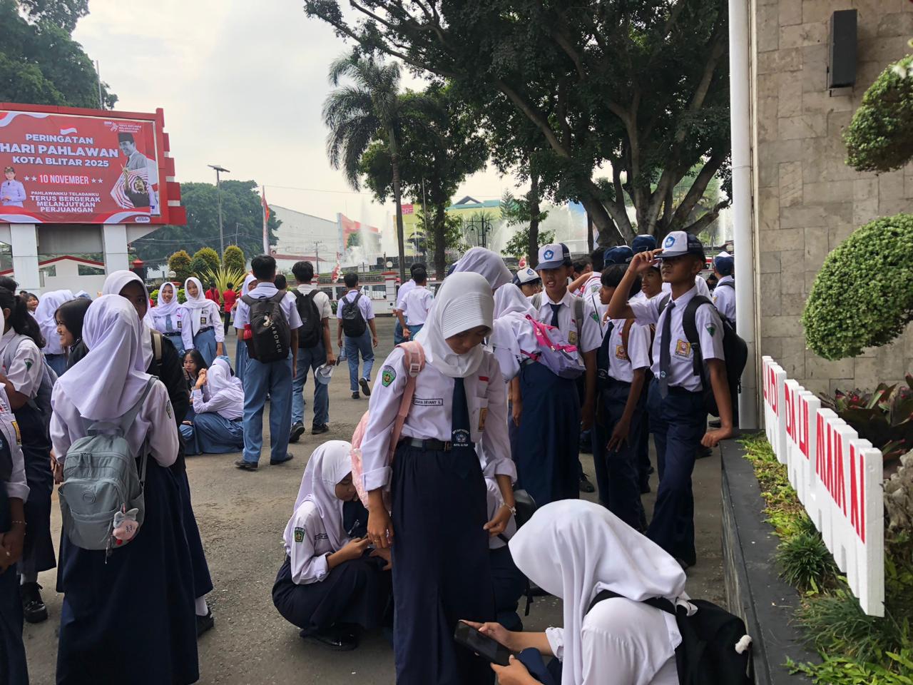 GENERASI BANGSA: Sejumlah siswa SMP dan SMA di halaman Kantor Wali Kota Blitar usai mengikuti upacara Hari Pahlawan pada Senin (10/12/2025).