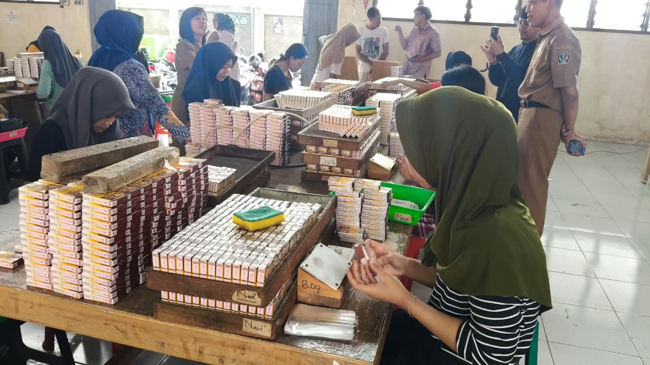 Pekerja pabrik rokok yang menerima Bantuan Langsung Tunai (BLT), dari pemerintah sebesar Rp 300 ribu.