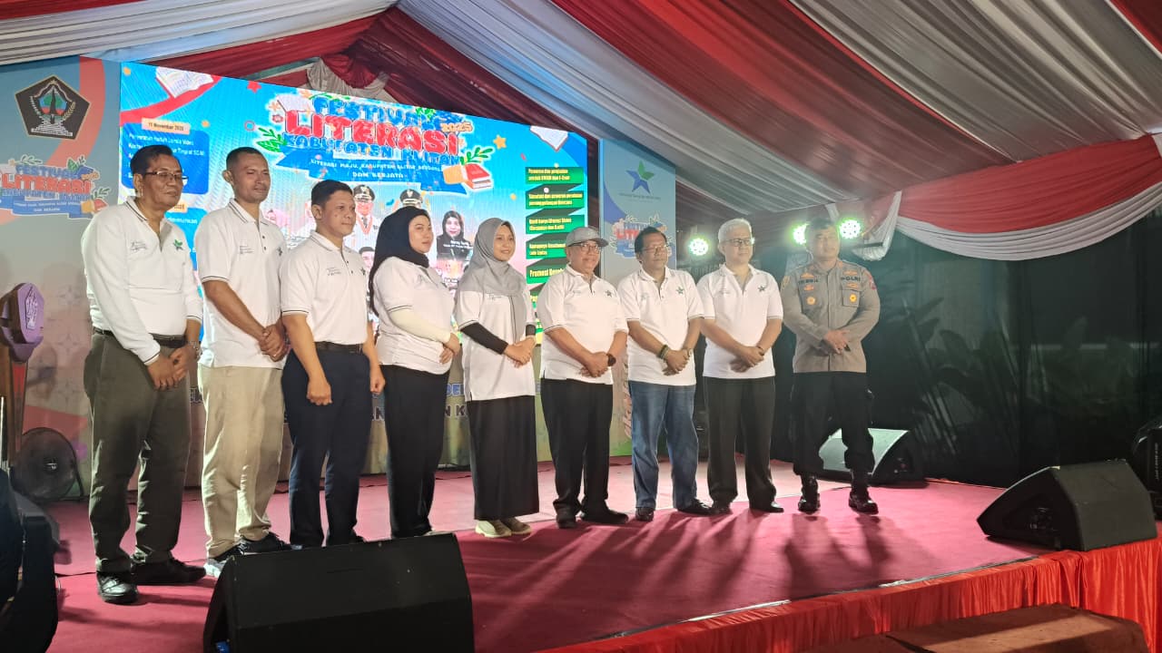 Bupati Blitar Rijanto foto bersama forkopimda di acara Festival Literasi di Dinas Perpustakaan dan Arsi Kabupaten Blitar.