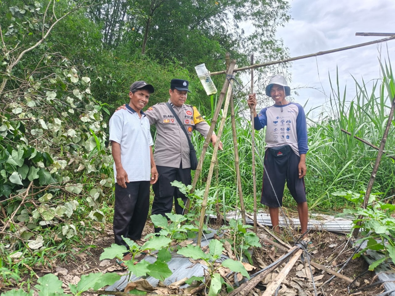 SRAWUNG: Om Boy ketika mendengarkan keluh kesah petani Desa Sanankulon beberapa waktu lalu.