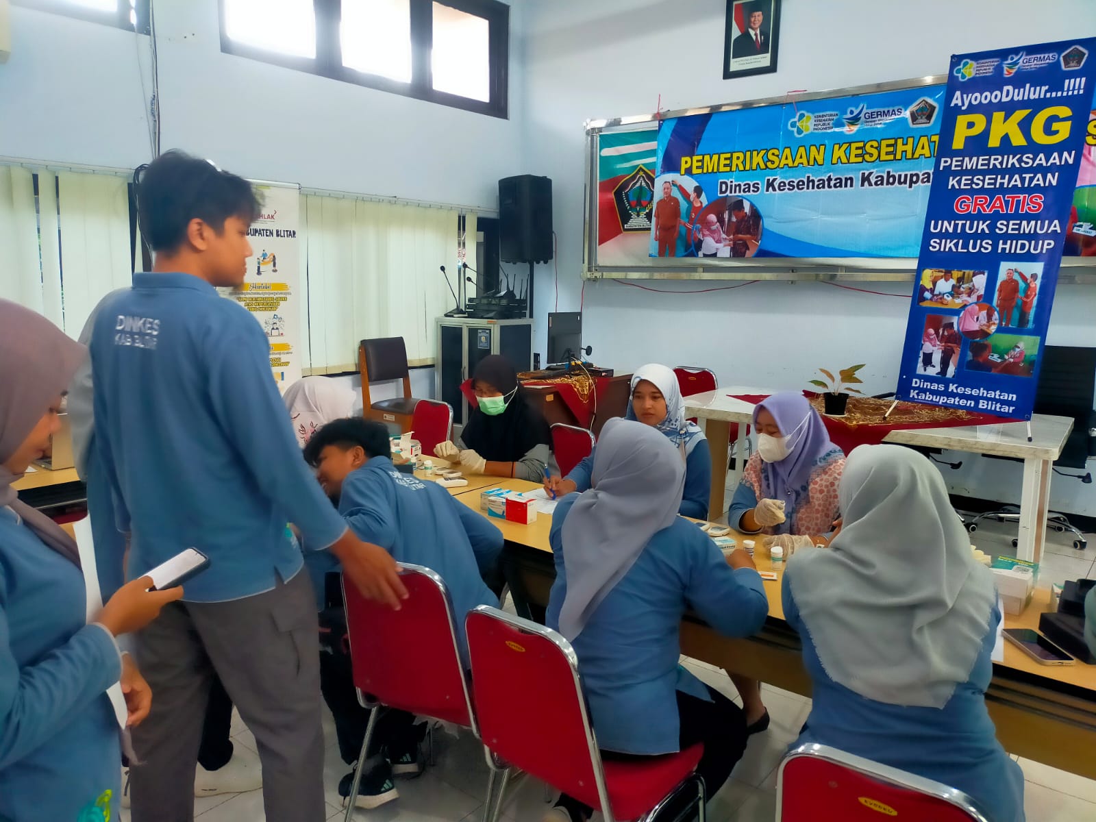 MARI HIDUP SEHAT: Dinkes Kabupaten Blitar menggelar cek kesehatan secara berkala di Aula Asoka, Jumat (14/11/2025).