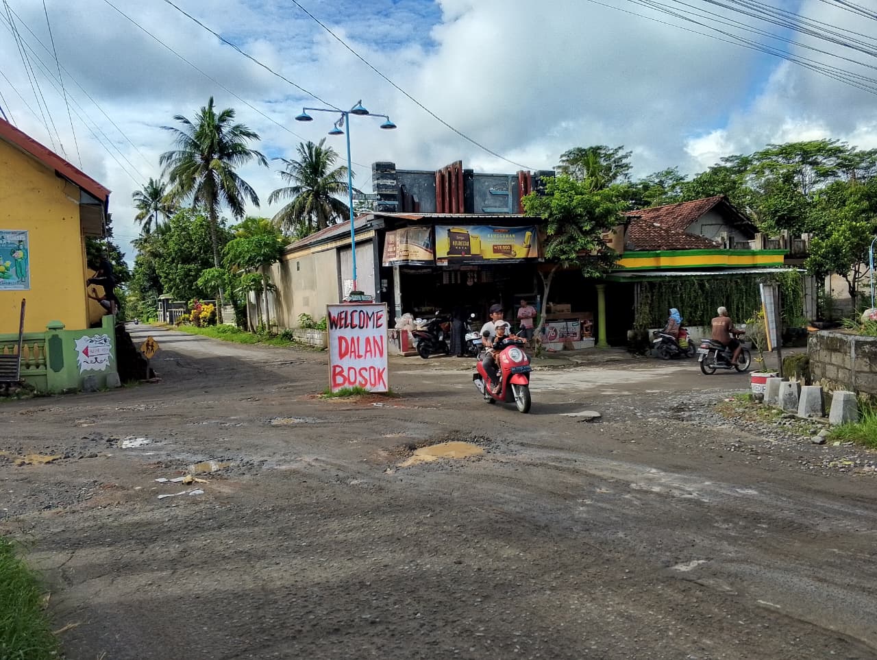 RUSAK: Kondisi jalur alternatif Blitar-Kediri di Desa Candirejo diwarnai oleh jalan berlubang.