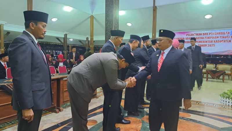SIAP BEKERJA: Bupati Blitar Rijanto menyalami pejabat eselon II usai dilantik pada Kamis (13/11/2025).