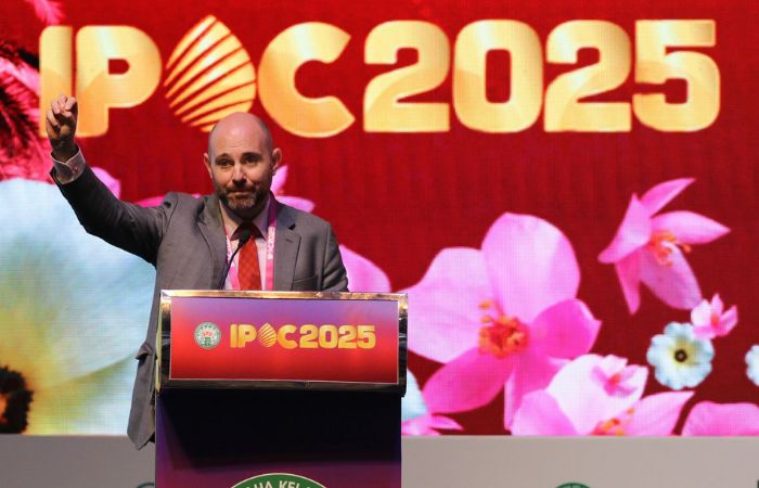 Julian Conway McGill saat menyampaikan paparan di hari kedua IPOC.