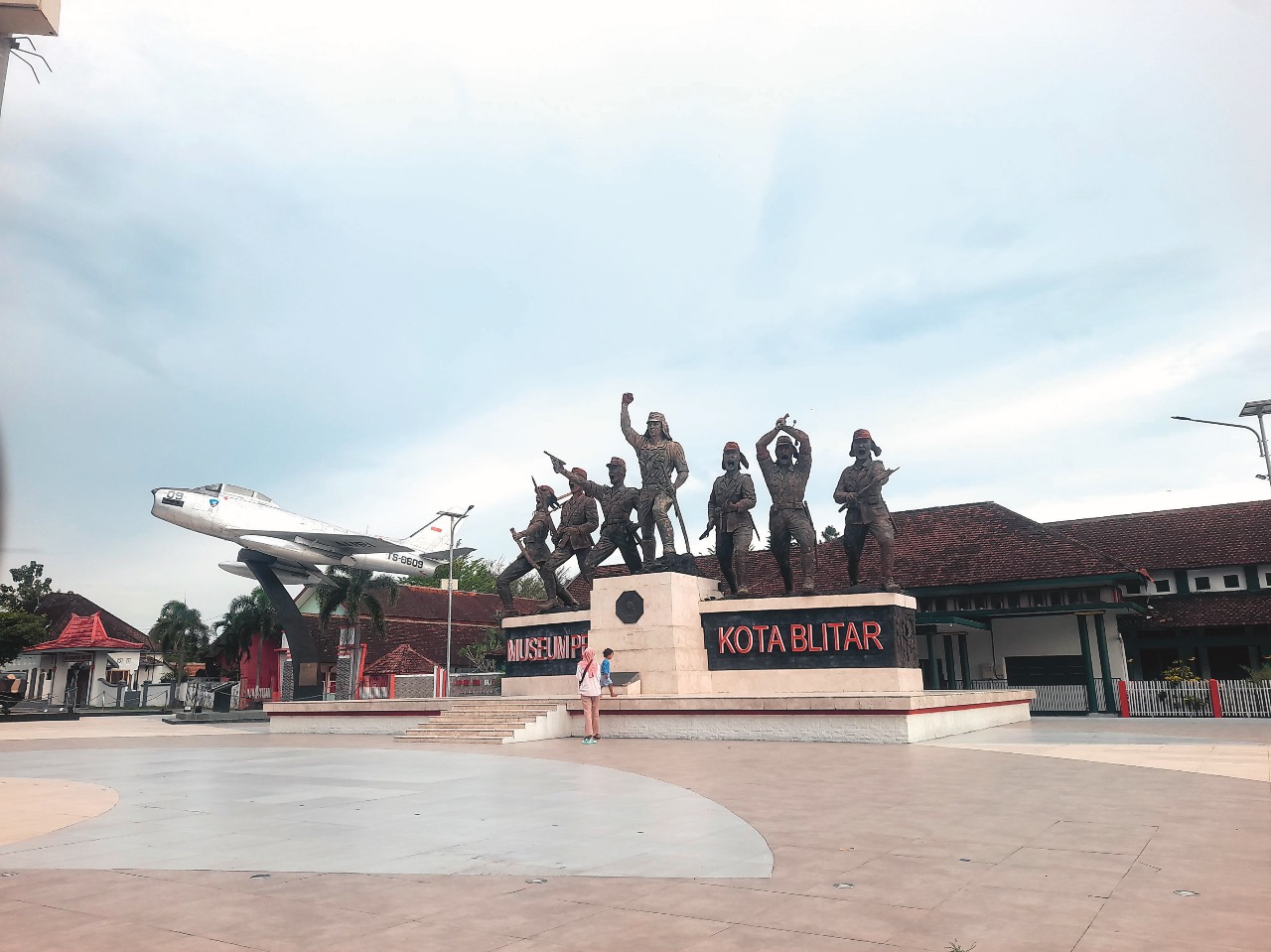 POTENSI CAGAR BUDAYA: Kawasan Monumen PETA selalu menjadi daya tarik wisatawan. Setiap sore selalu dikunjungi oleh warga.