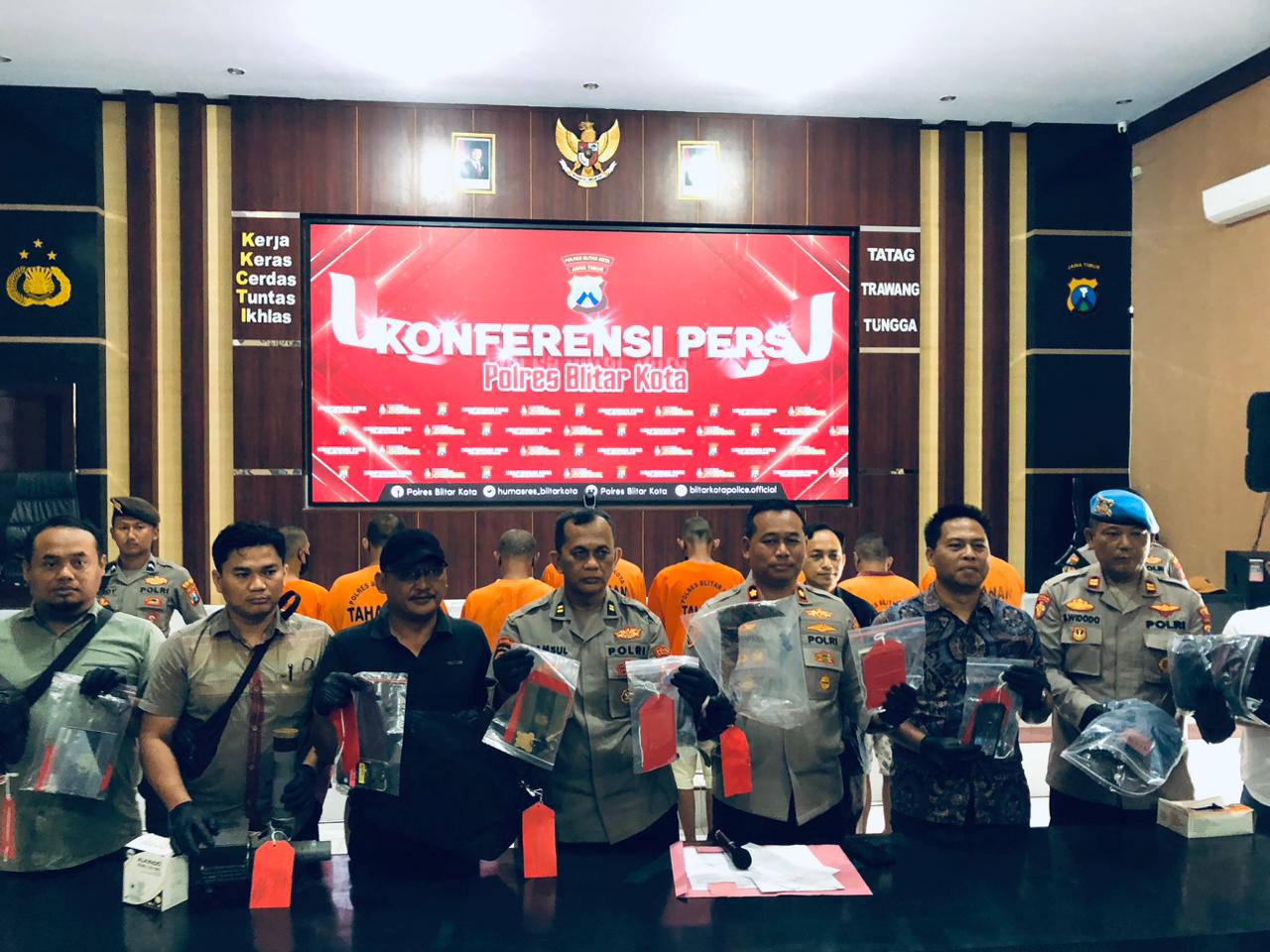 TAK BERKUTIK: Polisi menunjukkan sejumlah barang bukti hasil ungkap kasus pencurian di sejumlah TKP di wilayah hukum Polres Blitar Kota, Jumat(14/11/2025).
