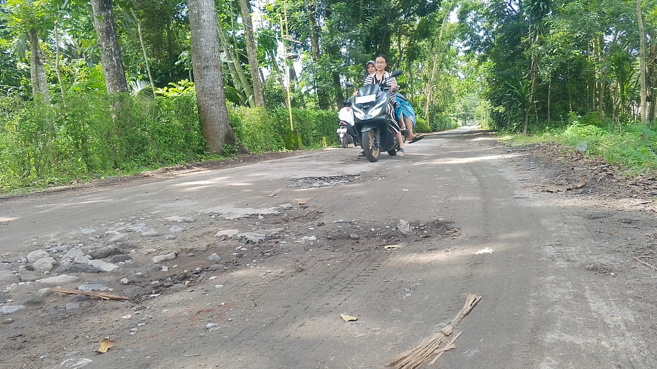 &lrm;AWAS: Jalan berlubang di Desa Maliran, Kecamatan Ponggok, berpotensi membahayakan pengguna jalan.