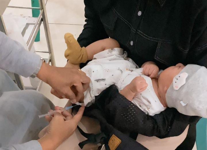 SAYANG ANAK: Petugas memberikan suntikan imunisasi kepada bayi di salah satu fasilitas layanan kesehatan di Kota Blitar, Jumat (14/11/2025).