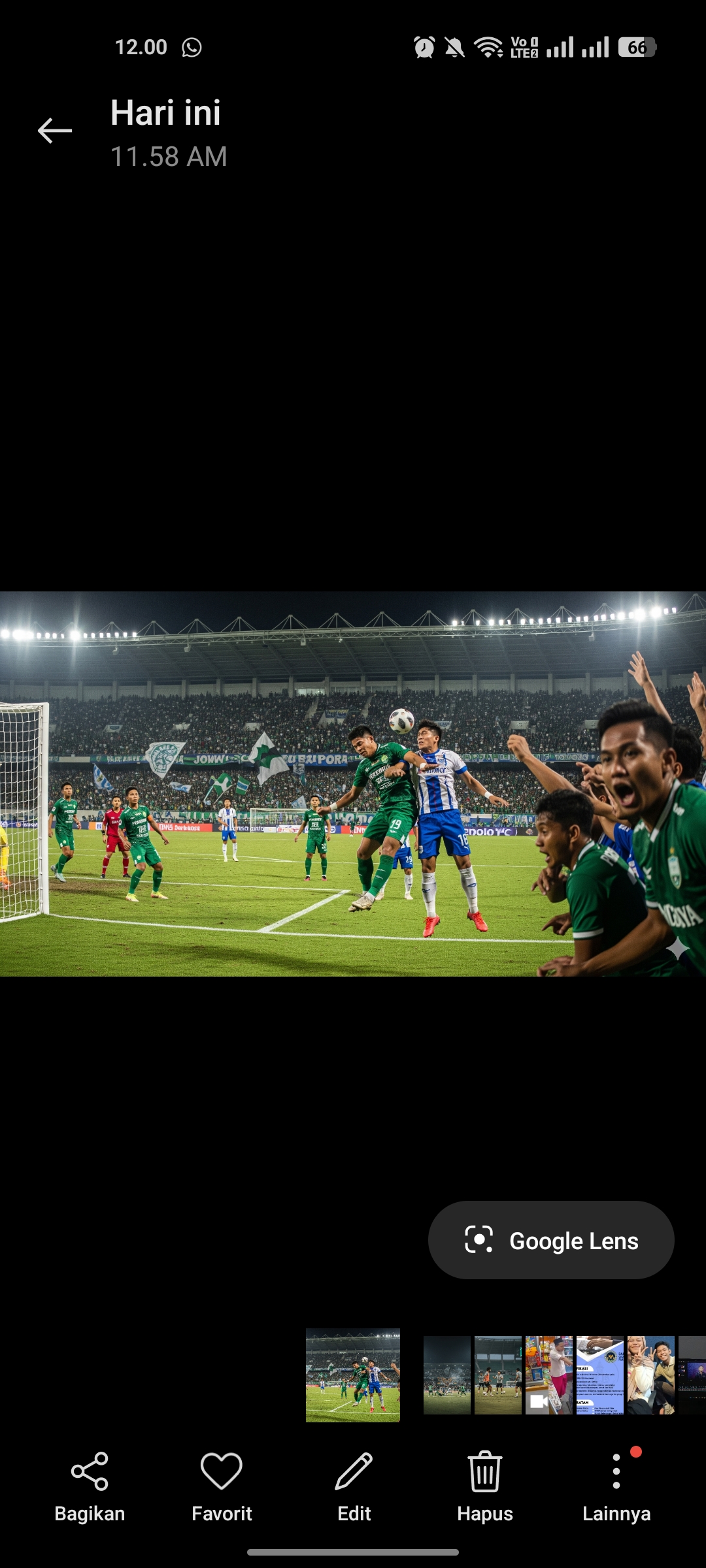 Momen krusial Derby Jawa Timur. Dua pemain dari tim rival.
