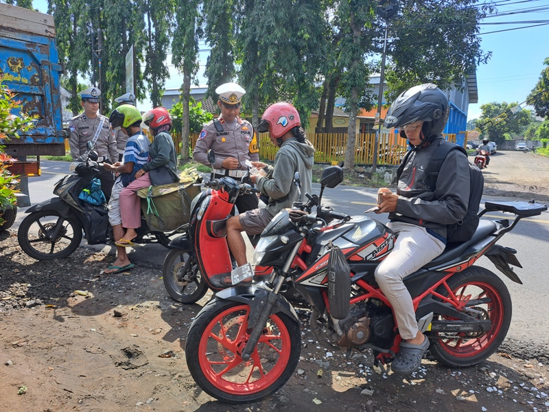 TEKAN LAKA LANTAS: Polisi melakukan operasi zebra di wilayah hukum Polres Blitar untuk menekan angka kecelakaan.