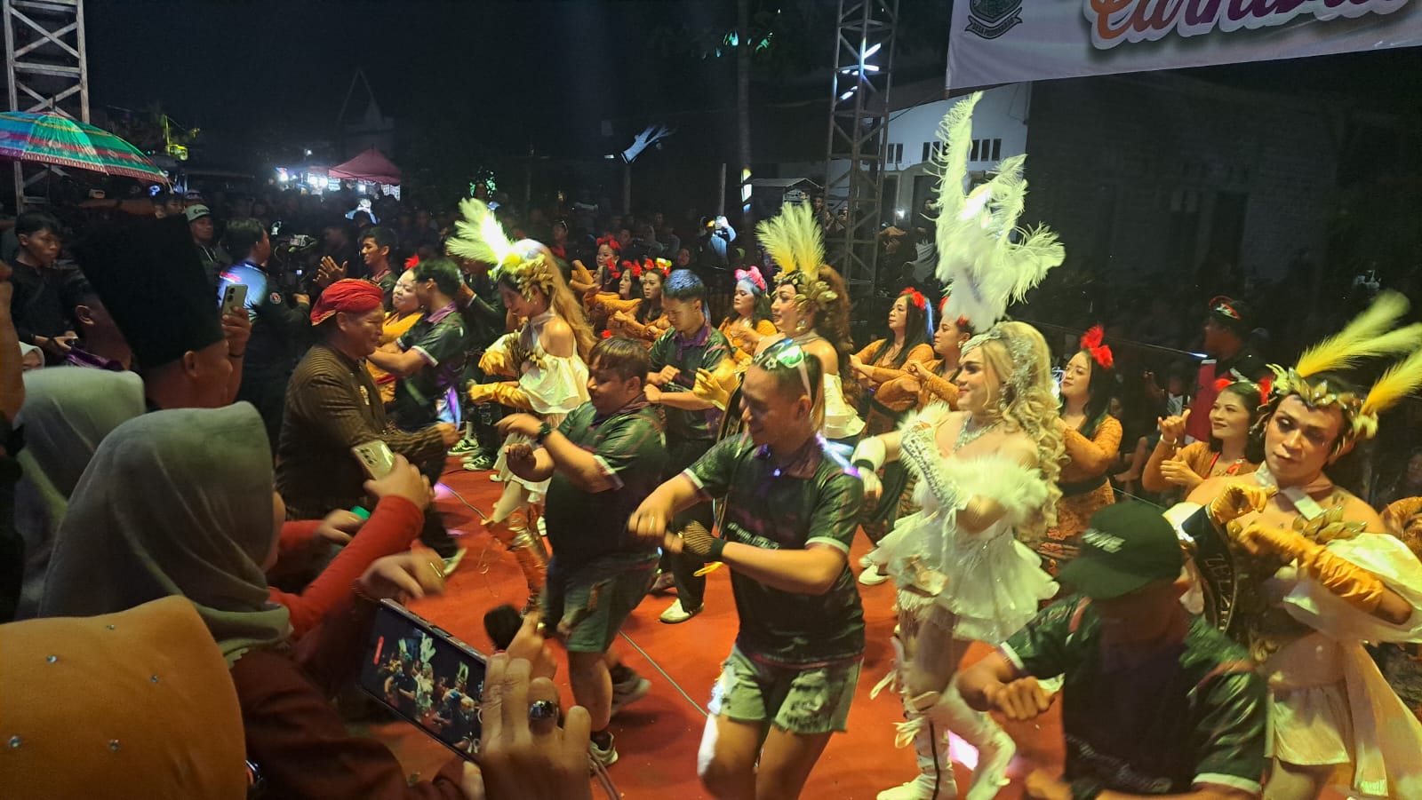Epik : Penampilan salah satu peserta Pasirharjo Carnival yang tampil dengan kostum putih.