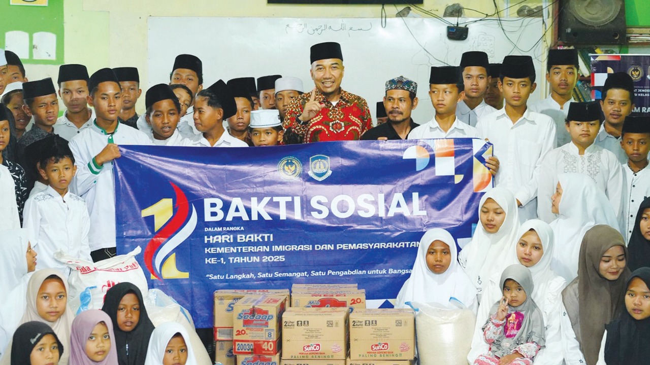 PEDULI SESAMA: Kepala Imigrasi Blitar Aditya Nursanto foto bersama ojek online dan memberikan bantuan kepada Panti Asuhan Al- Kamal.