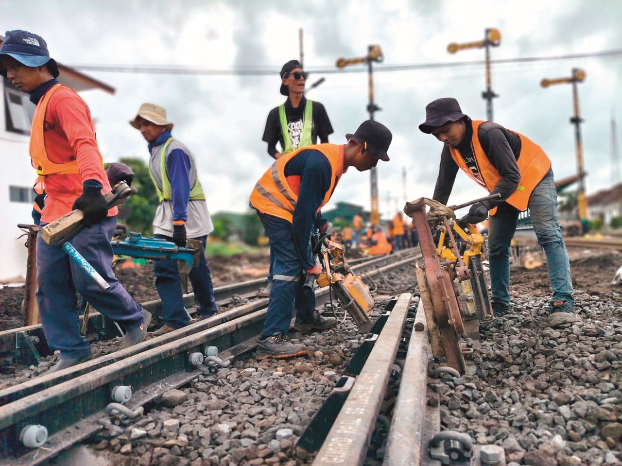 JAMIN KESELAMATAN: Teknisi jalan rel dan jembatan KAI mengganti wesel di Stasiun Blitar untuk menjaga agar perjalanan kereta api tetap aman dan nyaman, Minggu (16/11/2025).