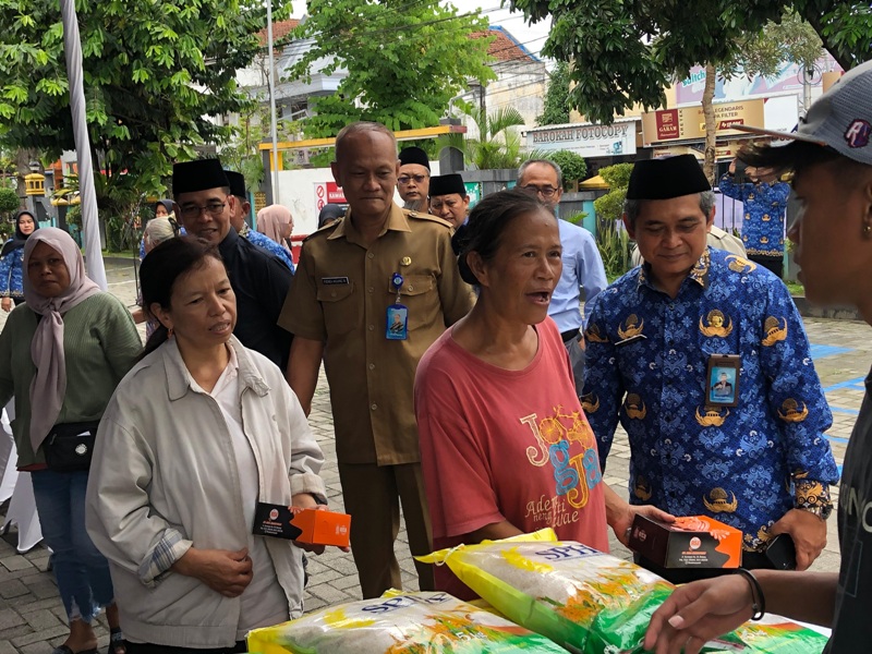 TERJANGKAU: Warga membeli beras murah kemasan 5 kg di Pasar Murah di UPT Pelayanan Sosial Bina Remaja Blitar, Senin (17/11/2025).