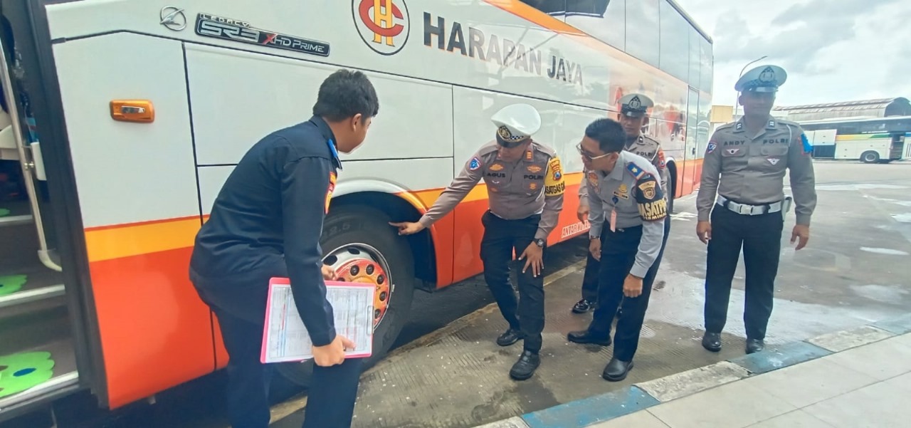 Jelang Nataru, Polisi Blitar Mulai Rutin Cek Kondisi Sopir hingga Kelaikan Armada Bus