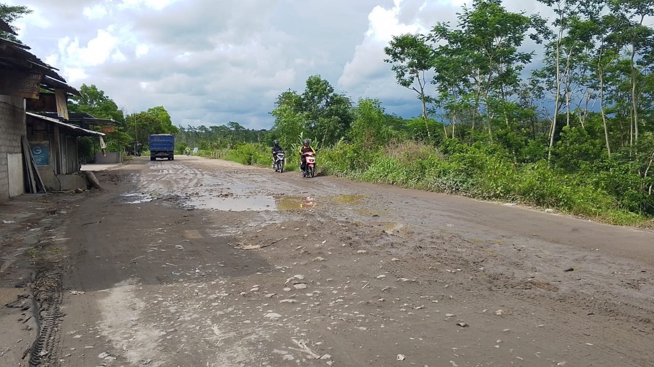 &lrm;BERLUBANG: Jalan penghubung Desa Kedawung dengan Desa Sumberasri, Kecamatan Nglegok, mengalami kerusakan parah.