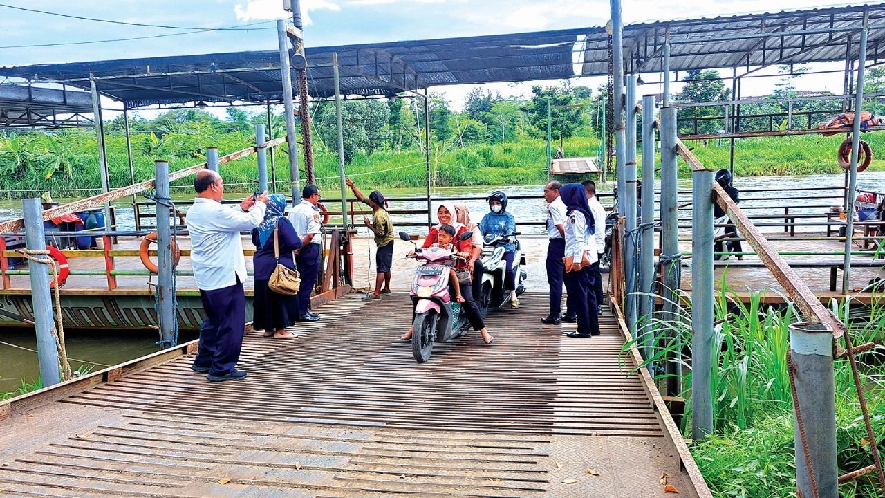 KAWAL IZIN: Warga Desa Kunir, Kecamatan Wonodadi, mengoperasikan perahu penyeberangan yang belum berizin.