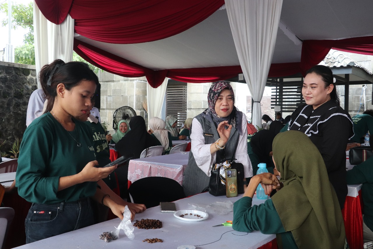 APRESIASI: Kepala UPT Perpustakaan Proklamator Bung Karno, Nurny Syam (tengah), saat berinteraksi dengan peserta Literasi Daur Ulang pada Selasa (18/11).