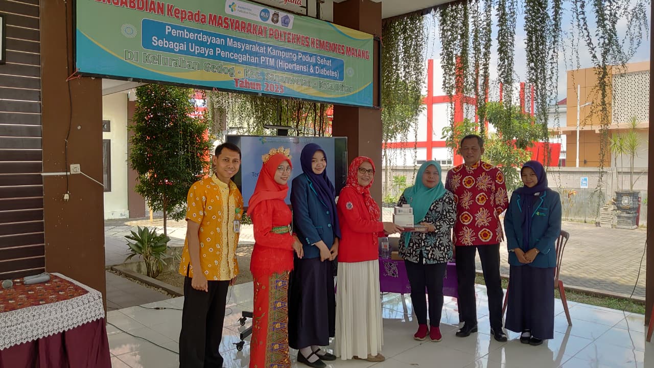 SINERGI: Foto bersama antara Tim Pengabmas Poltekkes Kemenkes Malang, ketua ILP, perangkat Kelurahan Gedog, Puskesmas Sananwetan dengan peserta pengabmas sebelum pemberian edukasi dan pelatihan.