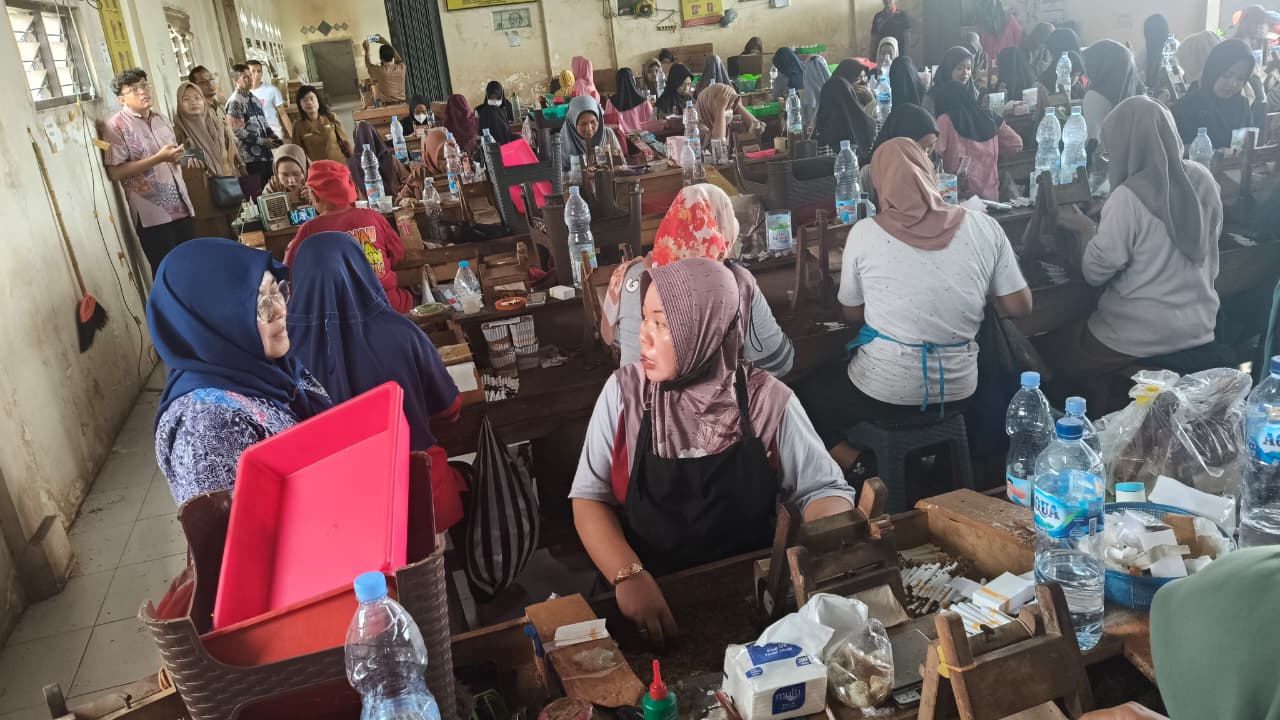 Perlindungan : Pekerja pabrik rokok di Kabupaten Blitar yang kini mendapatkan bantuan Jaminan Kecelakaan Kerja (JKK), jumlahnya akab berkurang.