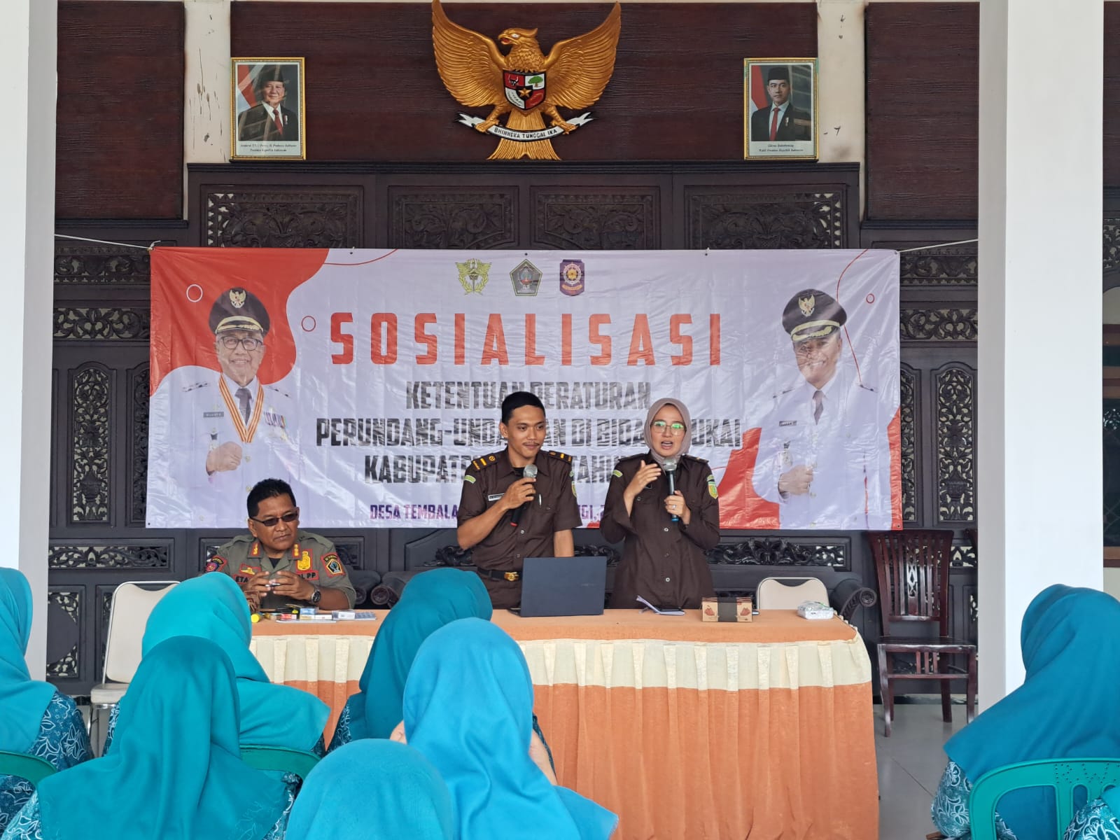 Beraksi : Satpol pp dan Kejaksaan Blitar melakukan sosialisasi pemberantasan rokok ilegal kepada ibu PKK.