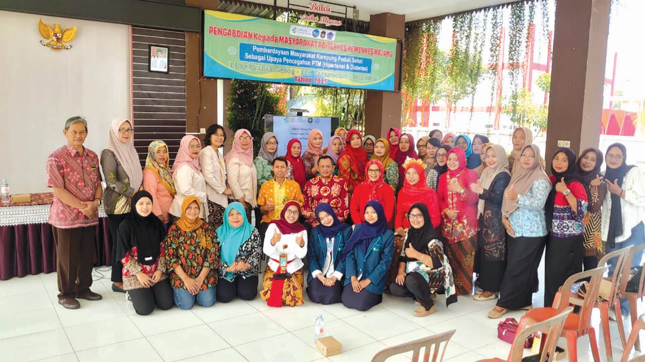 SINERGI: Foto bersama antara Tim Pengabmas Poltekkes Kemenkes Malang, ketua ILP, perangkat Kelurahan Gedog, Puskesmas Sananwetan dengan peserta pengabmas sebelum pemberian edukasi dan pelatihan.
