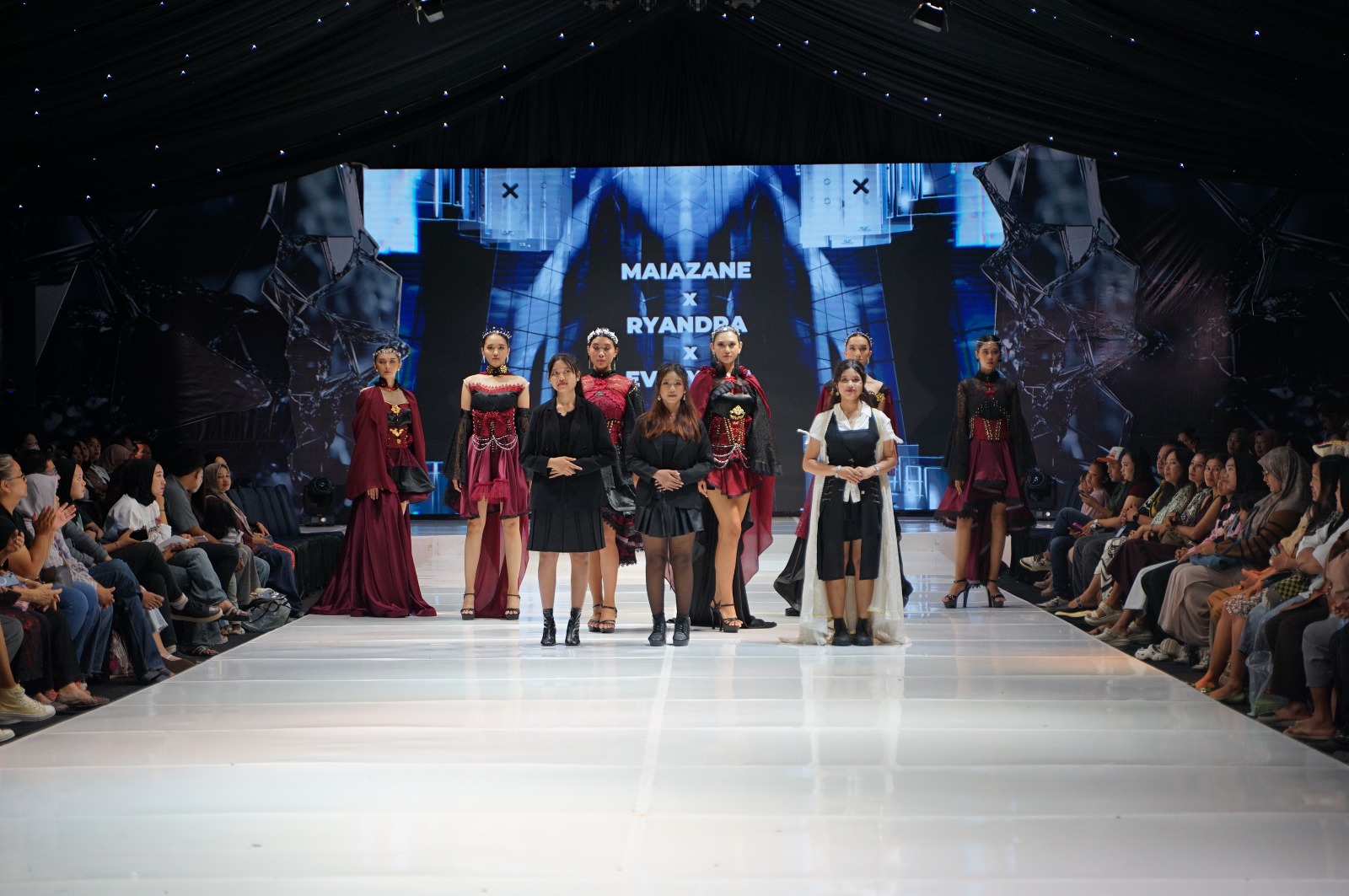 MEWAH: Hasil karya busana siswa SMKN 3 Blitar tampil glamor di bawah sorot lampu ajang bergengsi Malang Fashion Week belum lama ini.