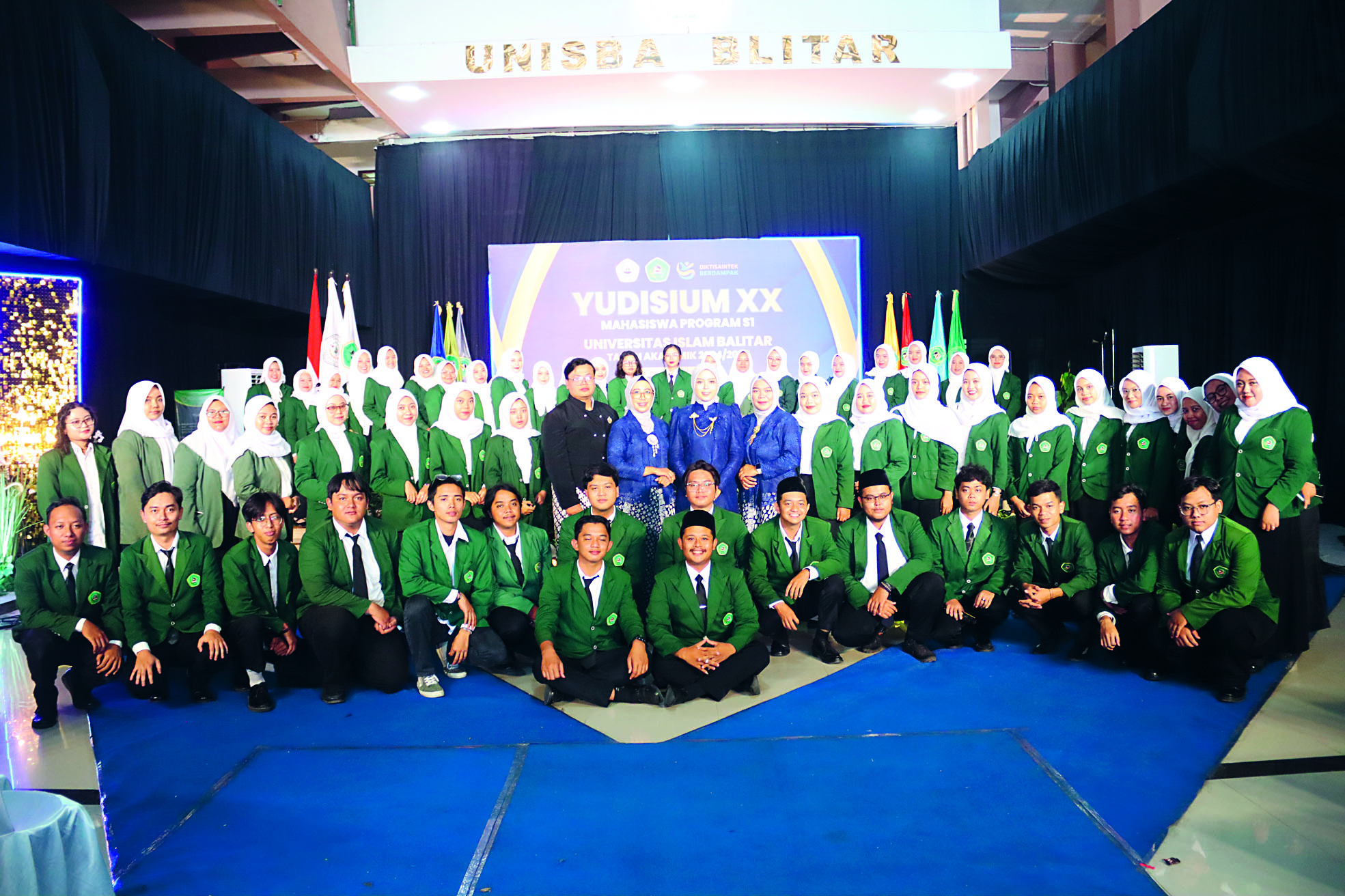 CERDAS: Sejumlah mahasiswa UNISBA Blitar usai menjalani Yudisium beberapa waktu lalu.