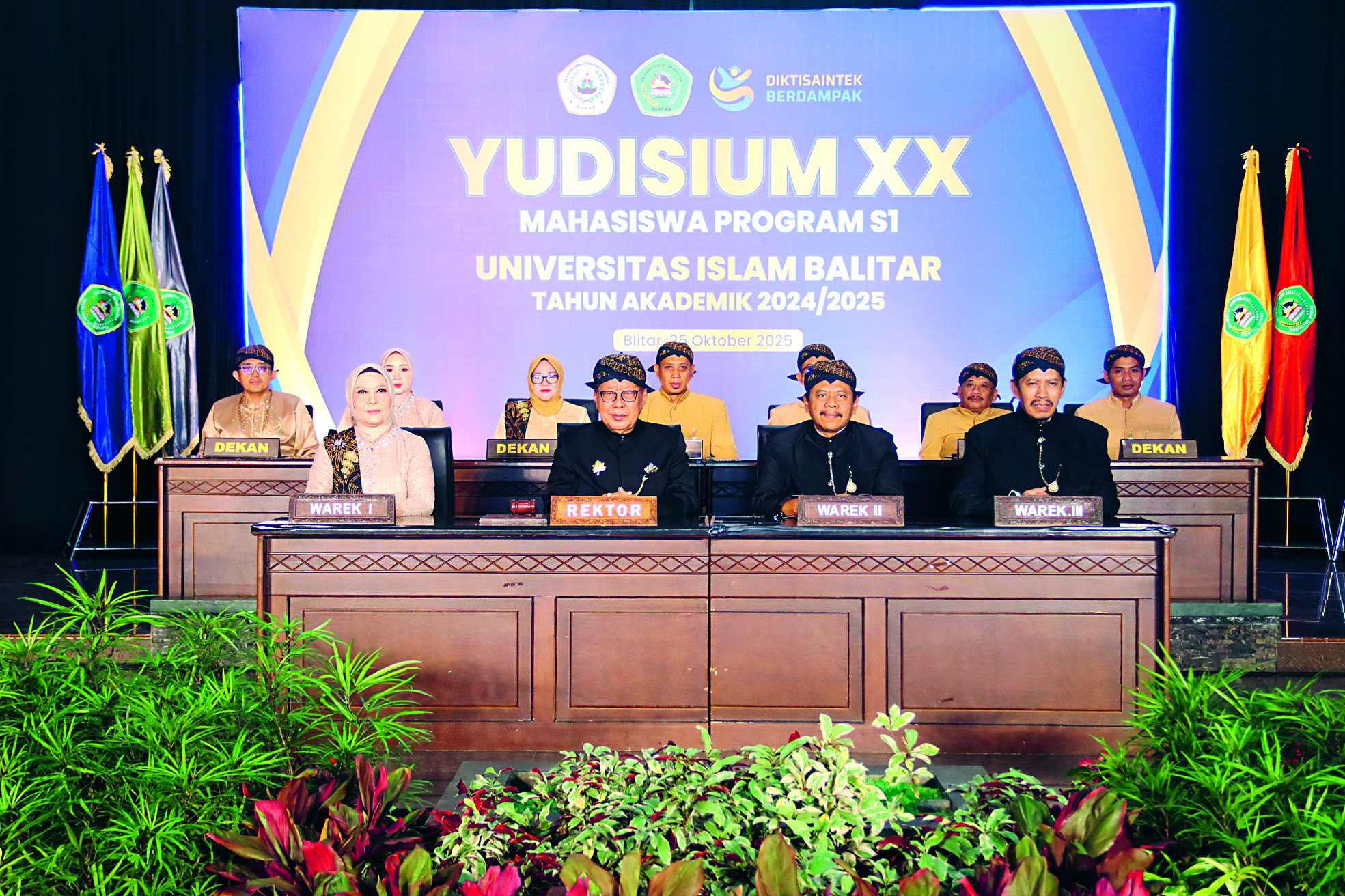 BANGGA: Rektor Unisba Blitar Soebiantoro, wakil rektor dan dekan saat memimpin Yudisium mahasiswa angkatan XX tahun 2025.