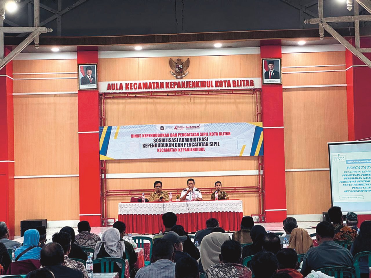 TINGKATKAN LAYANAN: Dispendukcapil Kota Blitar sosialisasi tentang adminduk kepada para ketua RT/RW se-Kecamatan Kepanjenkidul, Rabu (19/11) lalu.