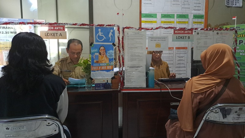 Ilustrasi penyaluran Bantuan Langsung Tunai (BLT) DBHCHT oleh Dinas Sosial Kabupaten Blitar.