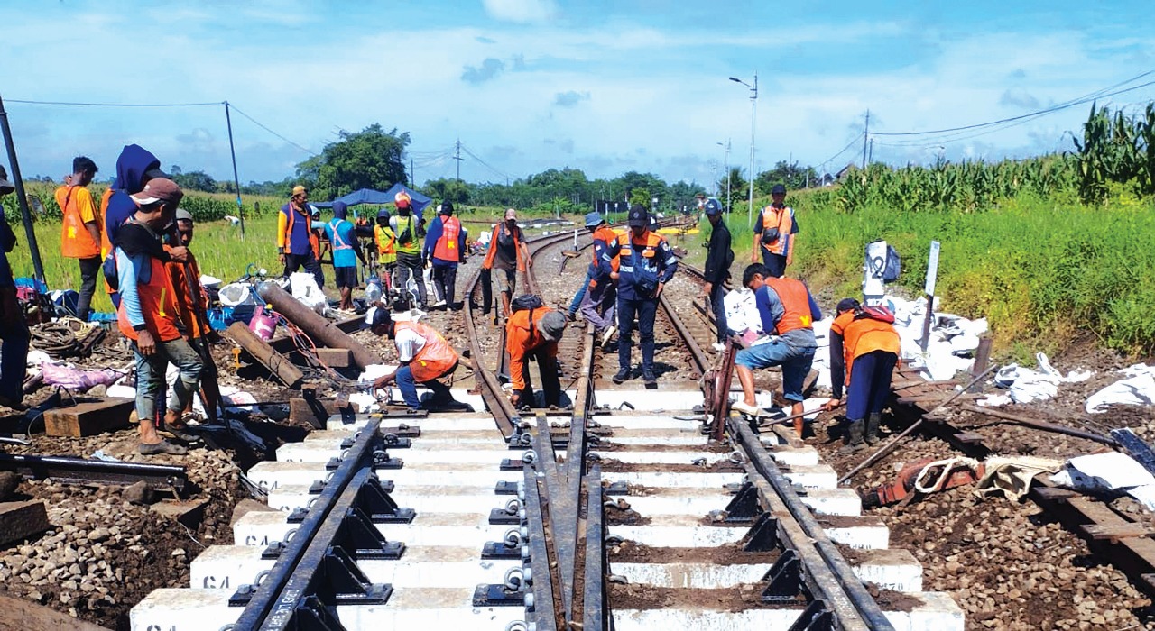 JAMIN KESELAMATAN: Teknisi jalan rel dan jembatan KAI mengganti wesel di Stasiun Talun untuk menjaga agar perjalanan kereta api tetap aman dan nyaman, Kamis (20/11).