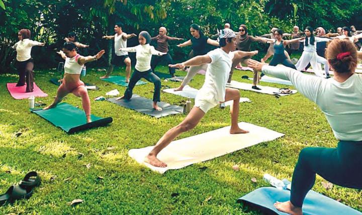 UNIK: Konsep yoga yang diselingi pemandangan sunset di rooftop menarik perhatian masyarakat.