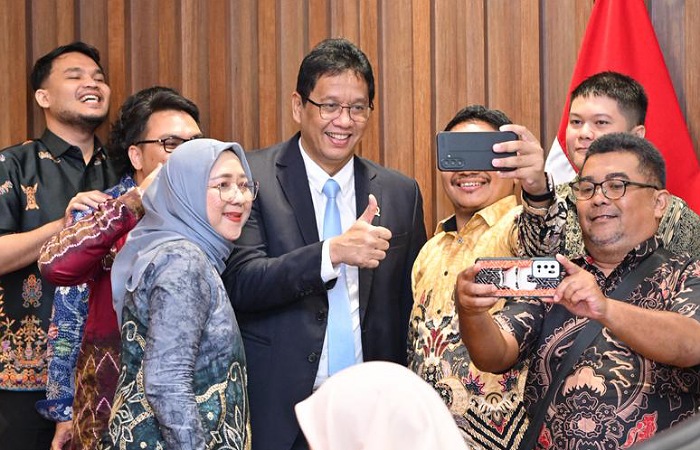 Pemerintah siapkan penyesuaian remunerasi dosen untuk hapus ketimpangan gaji antar-PTN. Menkeu minta data nasional take home pay dosen.