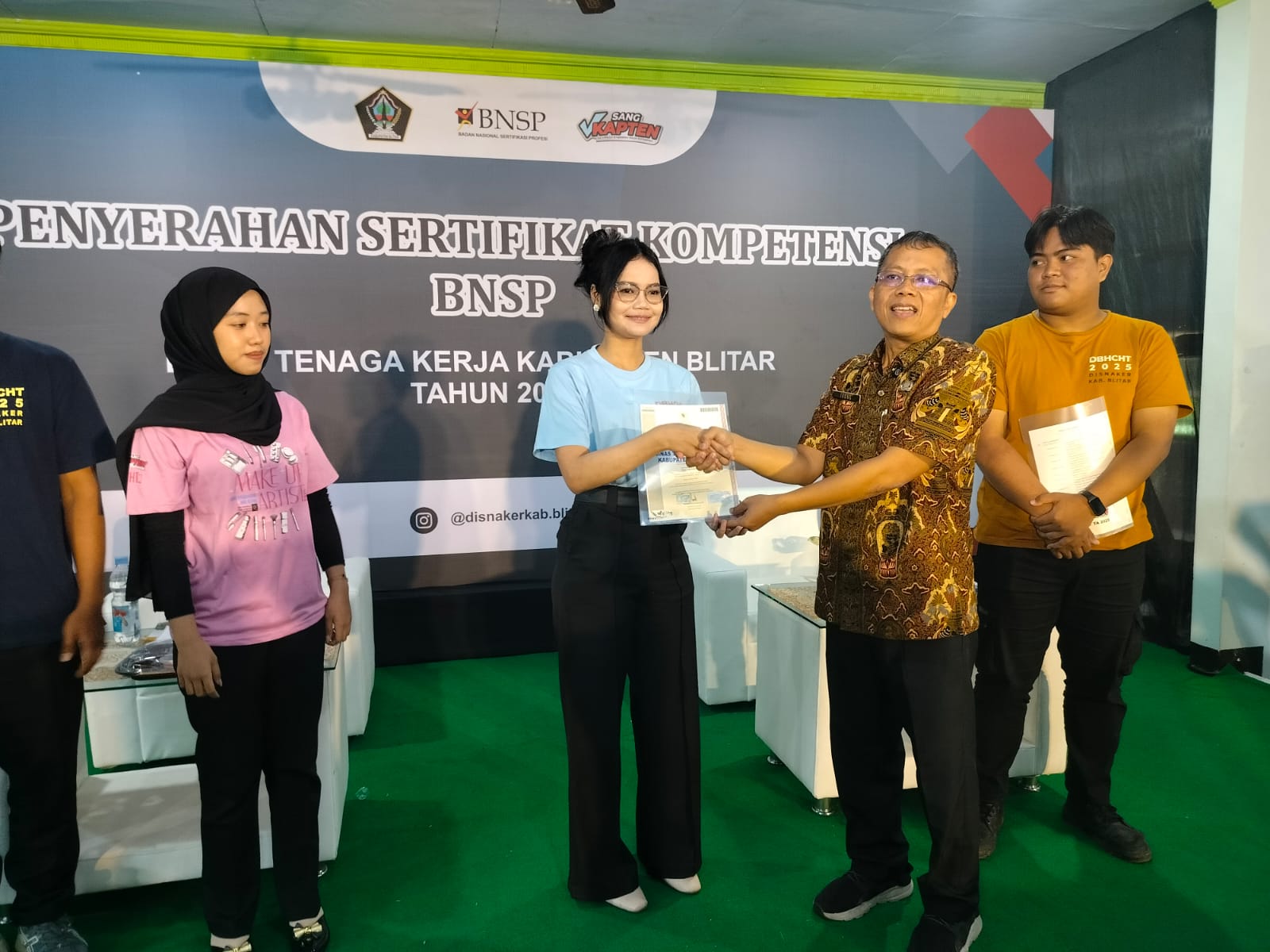 Kepala Disnaker Kabupaten Blitar Ivong Bertyanto memberikan sertifikat BNSP, kepada peserta yang telah kompeten