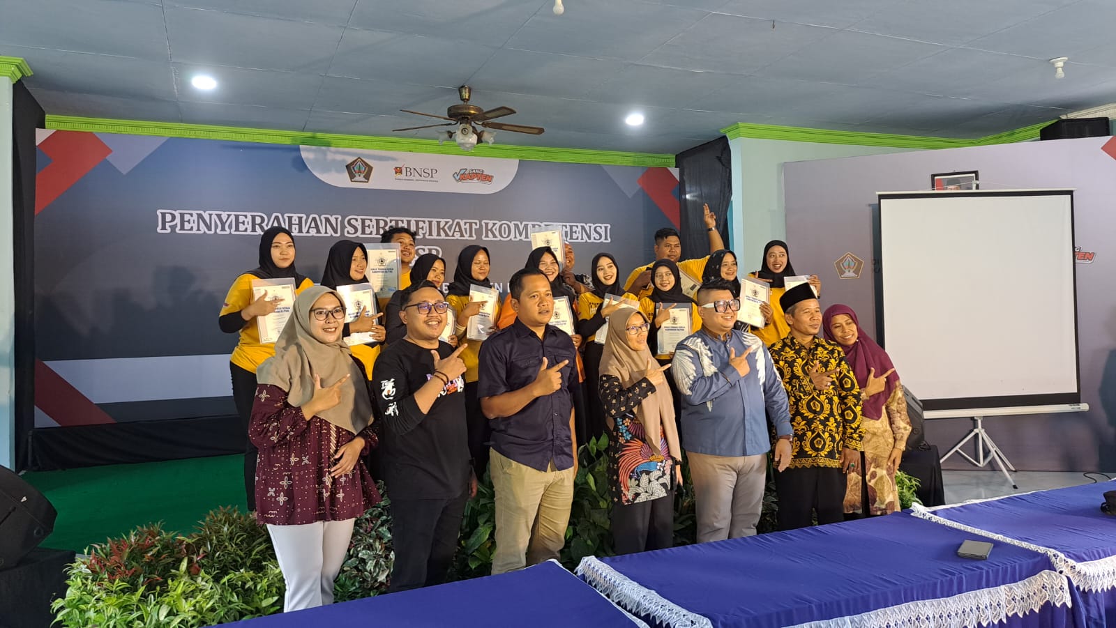 Berkompeten : Peserta pelatihan kerja konsentrasi pengolahan masakan, berfoto bersama dengan Kabid Latprotrans, Jumat (21/11).
