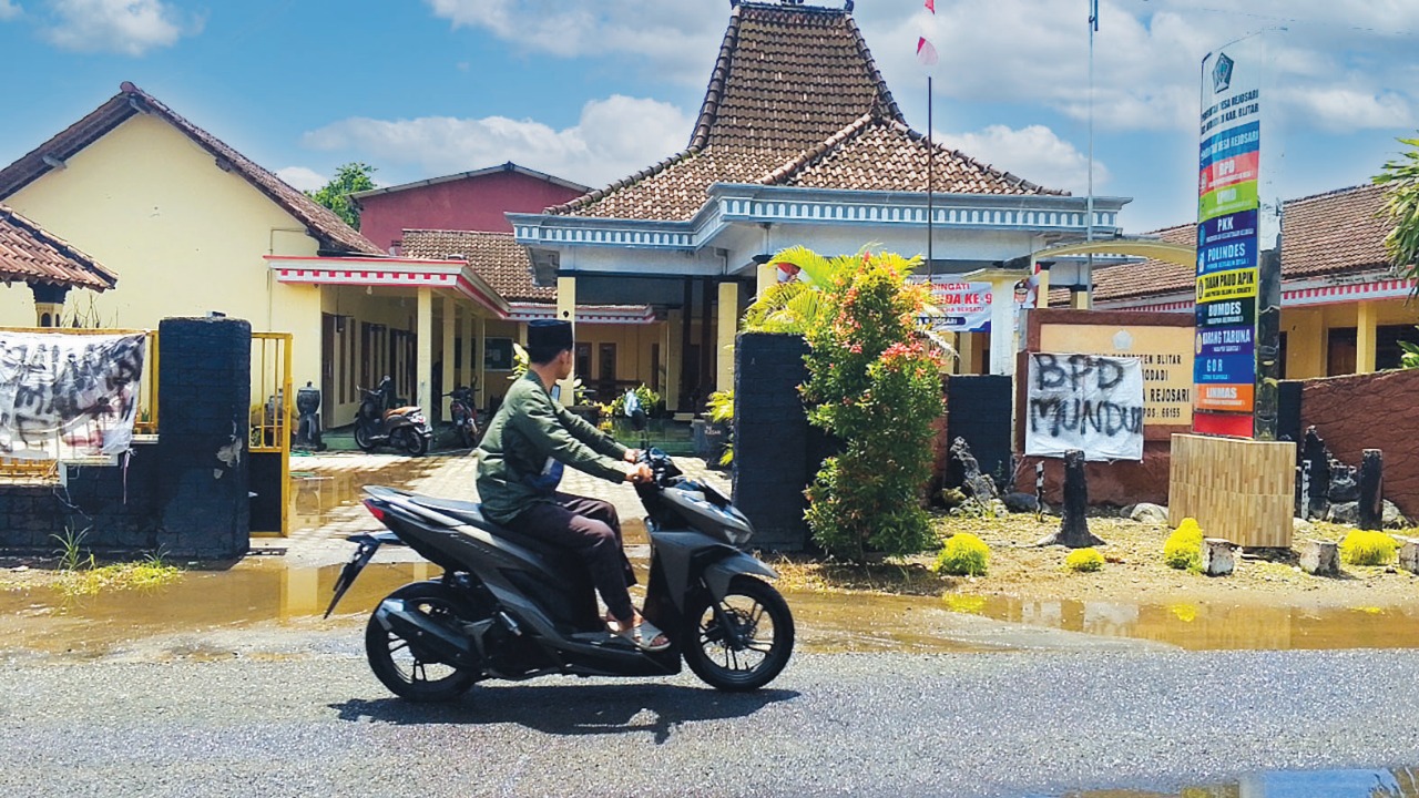 &lrm;GERAM: Warga Desa Rejosari, Kecamatan Wonodadi, pasang tulisan berisi protes di balai desa lantaran tak cocok dengan kinerja BPD.