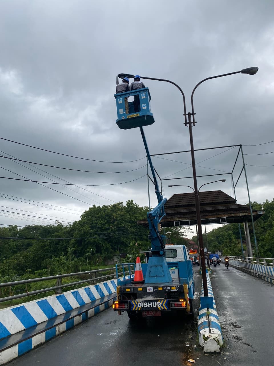 &lrm;DIRAWAT: Dishub Kabupaten Blitar melakukan pembenahan pada PJU yang mengalami kerusakan.