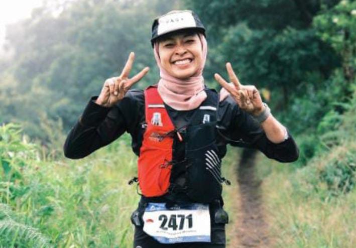 TERJANG RINTANGAN: dr Ridha Ramadina Widiatma saat mengikuti event lomba lari lintas alam atau trail run beberapa waktu lalu.