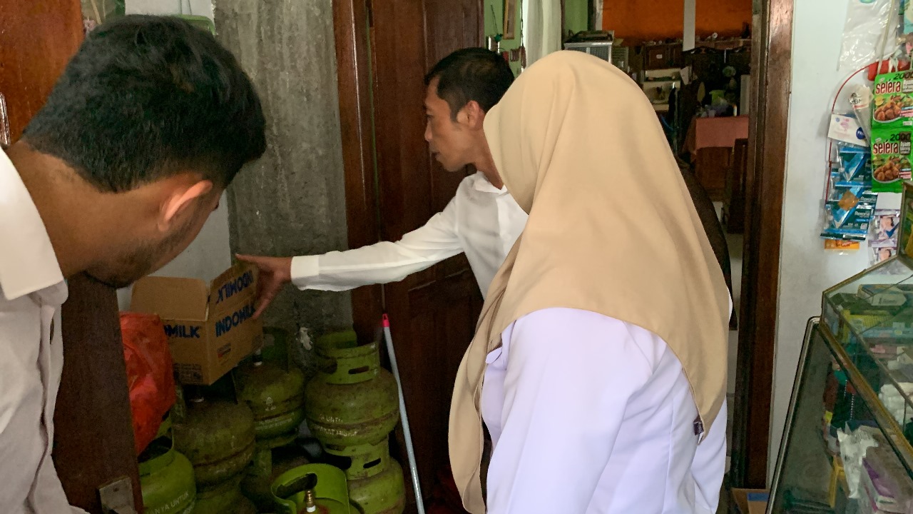CEK STOK: Satreskim Polres Blitar Kota bersama Disperindag dan Hiswana Migas saat Pengecekan stok LPG 3 Kg di Kota Blitar.