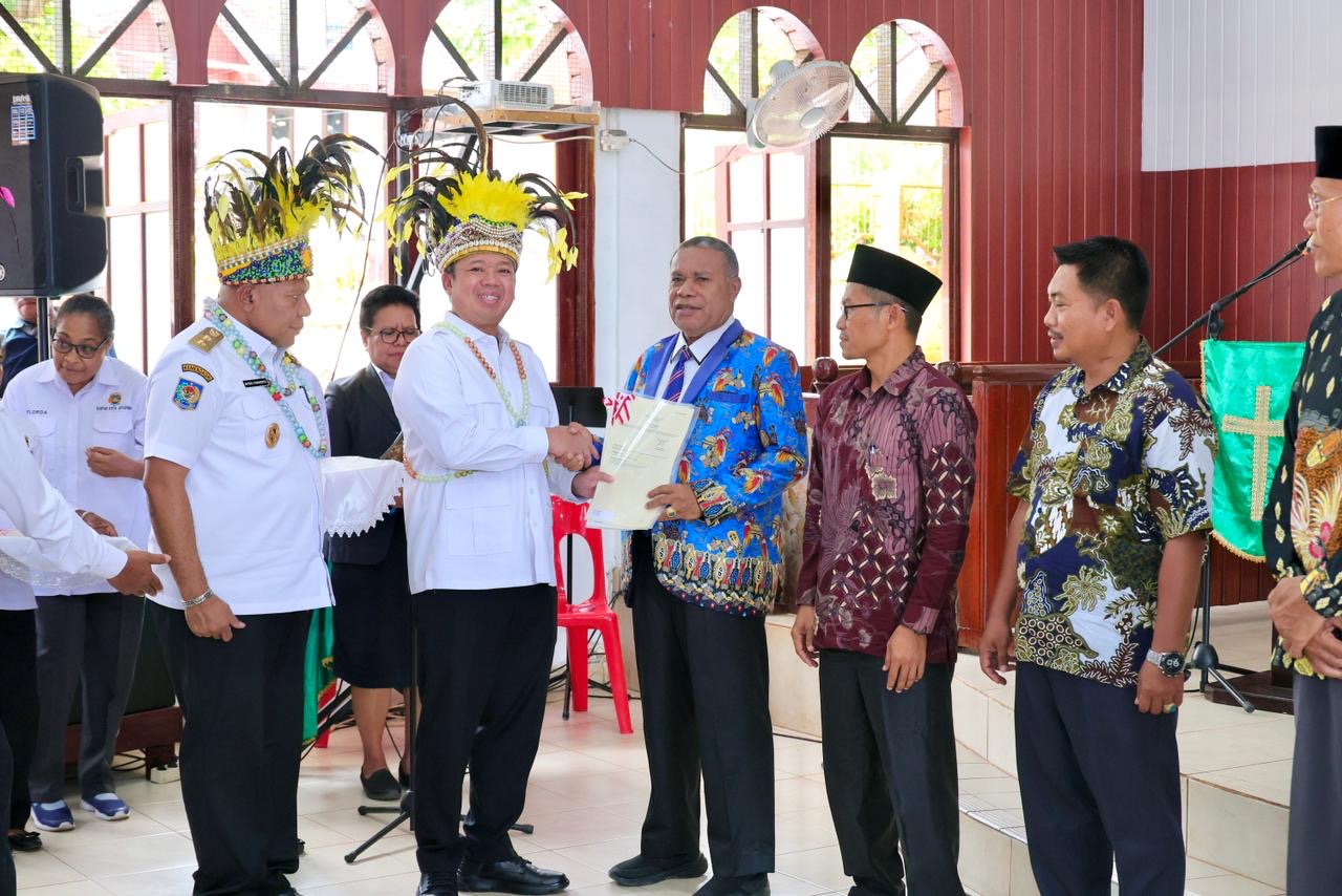 Menteri Nusron Serahkan Sertipikat di Papua.