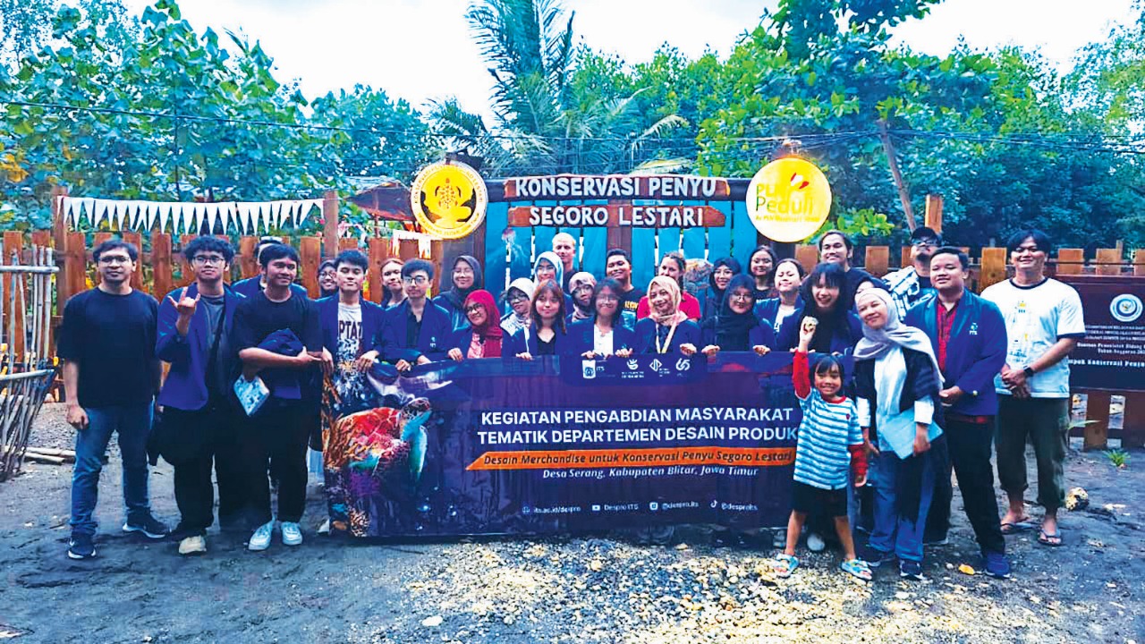 KOLABORASI: Tim dosen dan mahasiswa dari Fakultas Desain Kreatif dan Bisnis Digital ITS melakukan foto bersama saat melakukan pengabdian masyarakat di Kawasan Konservasi Penyu Segara Lestari.