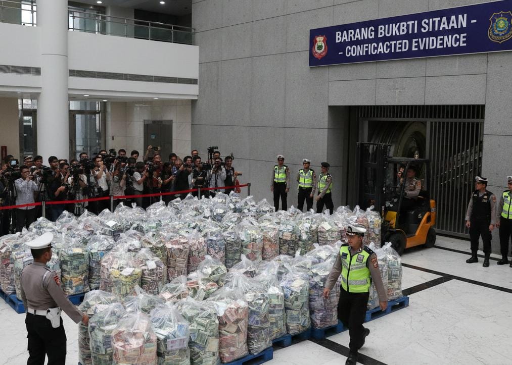 KPK Pamerkan Uang Rampasan Rp883 Miliar Terkait Kasus Investasi Fiktif PT Taspen, Publik Terbelalak